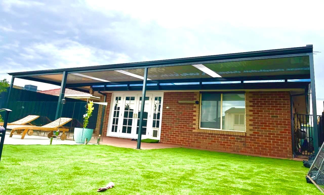 Flatdek pergola with louvered roof